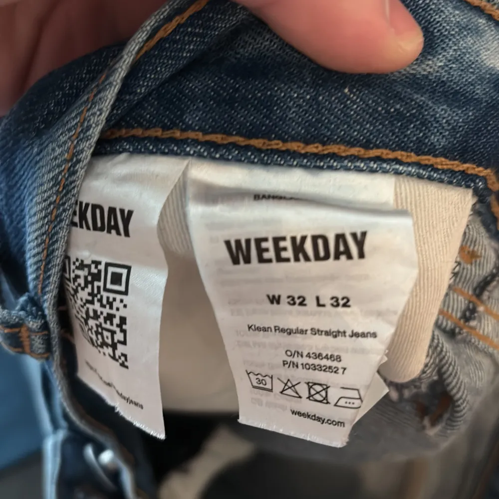 Säljer dessa jeans från weekday. Modell klean regular straight jeans. Storlek 32/32. Bara använda ett fåtal gånger alltså i nytt skick. De har en väldigt fin tvätt. Pris går att diskuteras. Farkut & Housut.
