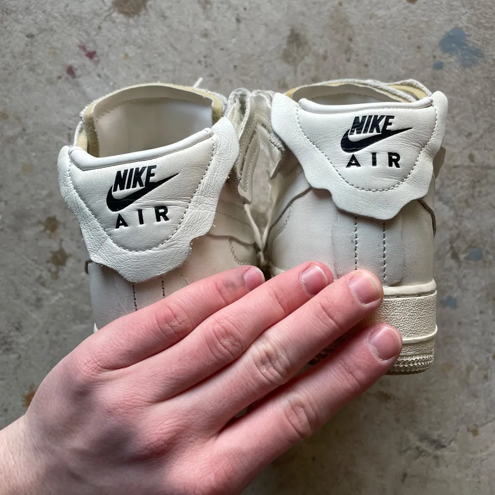 Skifteta airforce 1s gjorda i samarbete mellan Nike och comme des garcons. De är i använt skick men inga flaws. Låda och tags kommer med. Köpt i japan. . Kengät.