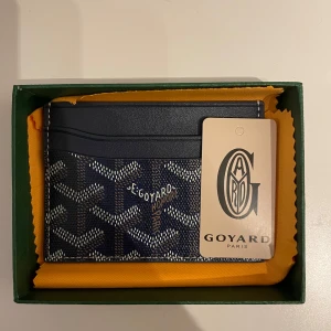 Mörkblå plånbok - Säljer denna mörkblåa plånbok. Den har inte alls använts och box kommer med. Hör av er vid frågor!💫