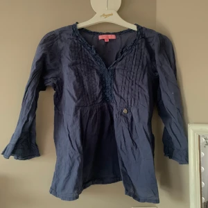 Marinblå blus ifrån NY nearyou - Söt blus som är använd endast några gånger💗