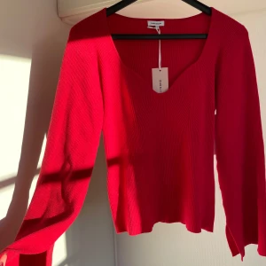 Storlek M oanvänd röd  - Storlek M pris 200kr