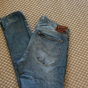 Lee jeans - Tja tja! Säljer nu dessa feta lee jeans pga att jag inte använder de längre! - Storlek 32/32 - skick 7/10 - Vid minsta lilla fråga så tveka inte på att höra av dig!! Mvh Carl