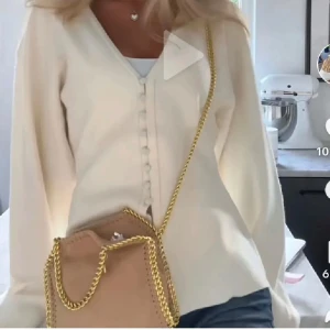 Vit kofta med knappar Gina Tricot - Säljer denna assnygga populära koftan från Gina Tricot! Helt ny i storlek S, prislapp sitter kvar🥰🥰 