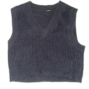 svart  stickad väst - Fin svart stickad väst med v-ringad design. 