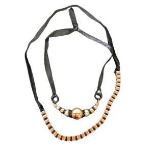Svart och kopparfärgat halsband - Unikt halsband med svarta band och kopparfärgade pärlor. Designen inkluderar en stor central pärla och mindre pärlor i olika storlekar. Perfekt för att ge en elegant touch till din outfit.