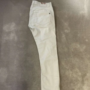 Dondup chinos  - Säljer dessa riktigt snygga och stilrena Dondup chinos då dom inte används. Skick 9/10. Skriv vid minsta intresse.