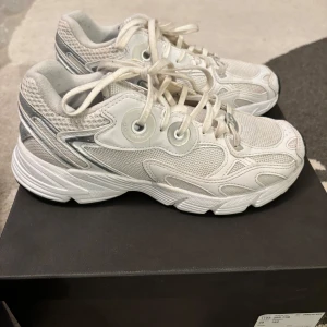 adidas Original  ASTIR W - adidas Original  ASTIR W . Snygga vita sneakers från Adidas med klassisk design och snörning.  Endast använd 3 gånger. Skorna har en stilren look med detaljer i grått och är perfekta för en sportig stil. De är bekväma och passar till många olika outfits.