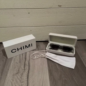 ÄKTA Chimi glasögon - Snygga solglasögon från CHIMI med transparent båge och mörka linser. Kommer med originalförpackning och en vit förvaringspåse. Perfekta för en stilren look till t.ex sommaren. Inga tecken på någon repa på solglasögonen. Hör gärna av er ifall ni undrar något om mina chimis! Pris ej hugget i sten!