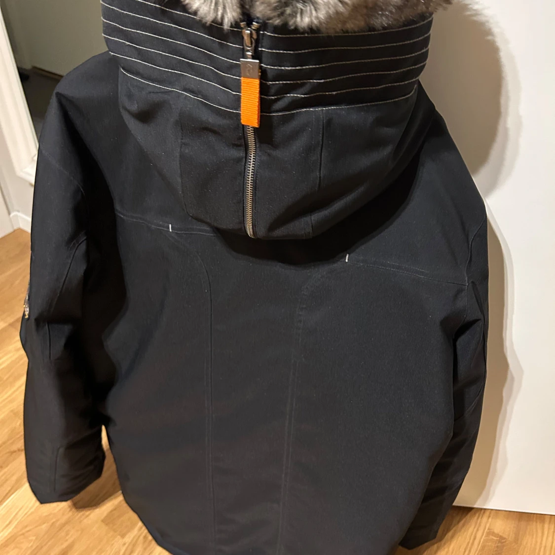 Svart Peak Performance parkajacka med pälsdetaljer - 90