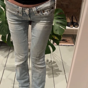 True Religion jeans  - Super snygga och knappt använda. Storlek 24 i midjan(32cm). Innerbenslängd:73cm och längden på hela jeansen är 90cm. Kom privat för fler frågor.