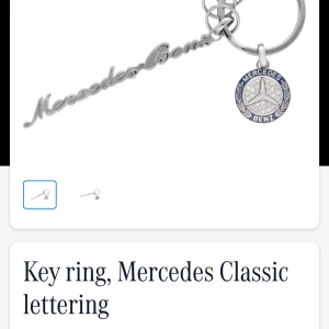  Nyckelring Mercedes Classic - Säljer en elegant nyckelring från Mercedes-Benz Classic Collection med klassisk logotyp och bokstäver. Perfekt accessoar för bilentusiaster.