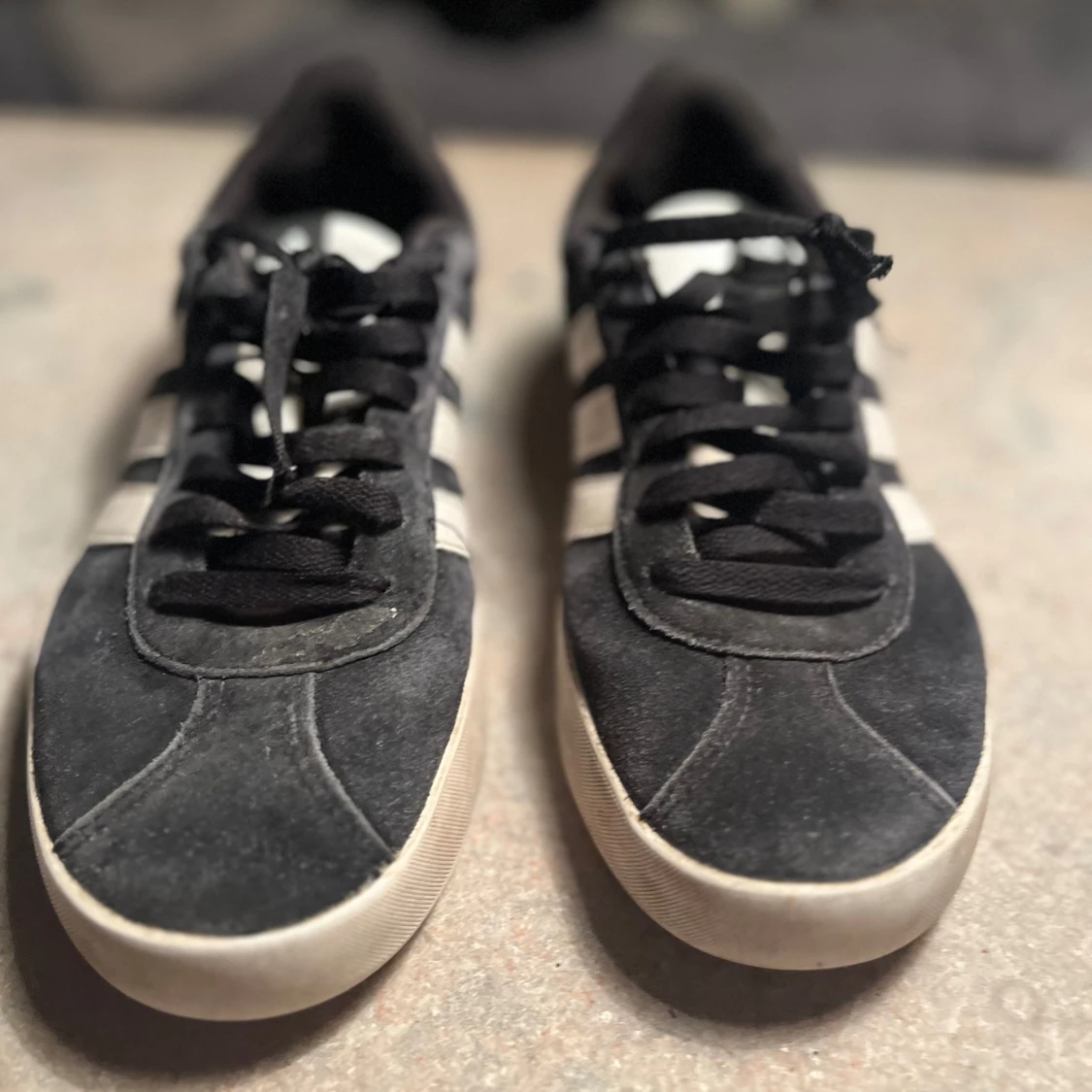 Svarta och vita Adidas sneakers - 90