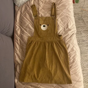 Hängselklänning med björndetalj - Hängsleklänning som jag inte kommit till användning. Storlek xs-s🐻💕
