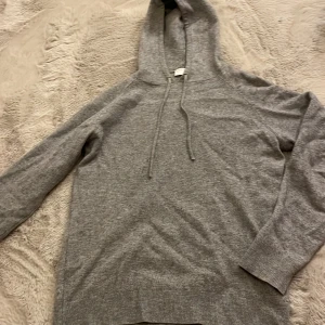 Stickad hodiie  - Hodiie från Tiger of Sweden storlek s knappt använd 