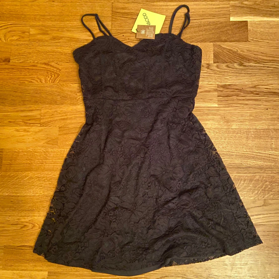 Svart spetsklänning med smala axelband