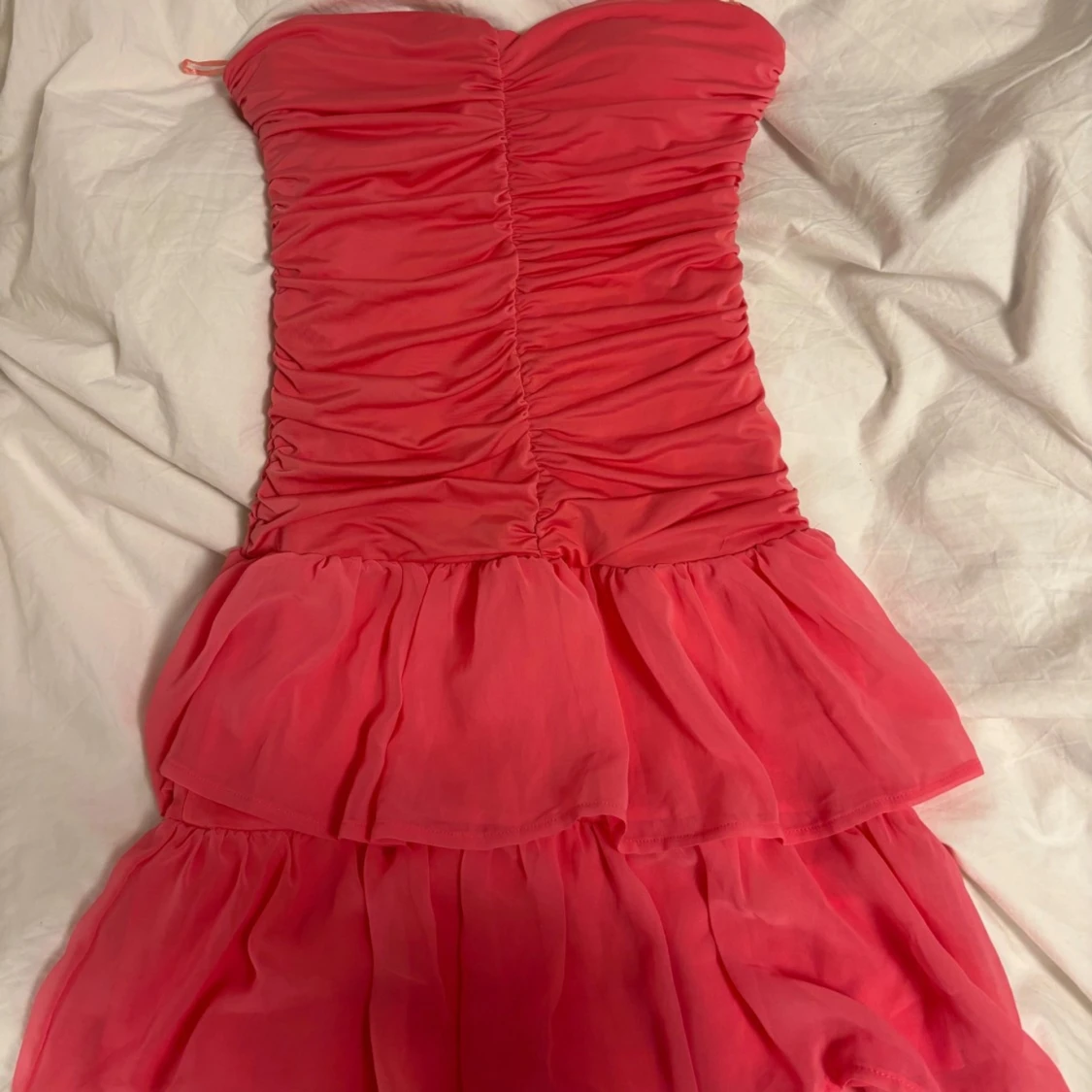 Rosa axelbandslös klänning - 90