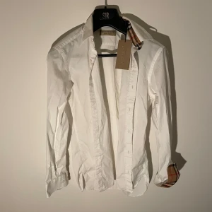 Burberry skjorta vit  - Tags medföljer, skick 9/10. Storlek XS men passar S. 🤝