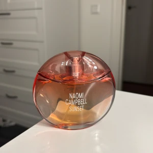 Parfym Naomi Campbell Sunset - Naomi Campbell Sunset parfym. Endast testad en eller två gånger så i princip helt oanvänd!