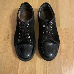Lanvin cap toe skor svarta - Säljer dessa då jag ej använder dem längre. Skosnörerna är rätt förstörda men går lätt att byta. För övrigt ser man tydligt att skorna är begagnade, men byter man snörerna vilket bara borde kosta nån hundralapp max - så kommer dem se sjukt mycket fräschare ut🙌🏻Potentialet samt nypriset på dessa gör detta sjukt prisvärt.