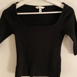 Svart ribbad topp - Svart ribbad topp med lite längre ärmar💗
