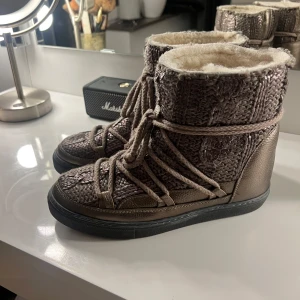 Inuikiis- Brunguldiga stickade boots med foder - Säljer mina skit snygga Inuikiis i storlek 40 pågrund av att de är för små. De är använda fåtal gånger och är som nya. En färg inte många har och riktigt bra nu inför vintern. Denna färg säljs inte på nätet längre. Skon har någon repa där bak (knappt något som syns). Säljer de för 1700 kr. Pris kan diskuteras!!
