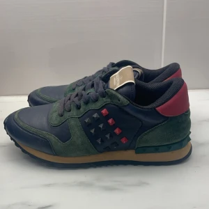 Valentino rockrunner - Jätte bra skick storlek 42, bara skorna, hör av er vid eventuella frågor 