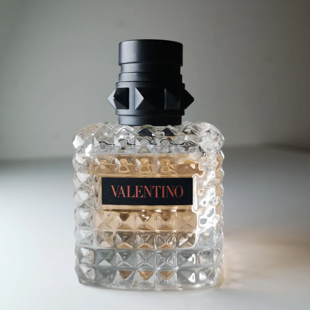 Valentino Born in Roma Coral fantasy 30 ml eau de​ parfum. En parfym som känns väldigt lyxig både i doft och flaska. Endast använd ett fåtal gånger. Använt så mycket som syns på bilden.                                                                               Nypris på kicks ligger på 1000 kr. . Parfym.