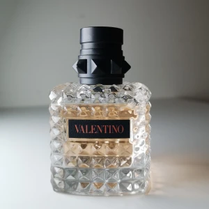 Valentino Born in Roma Coral fantasy  - Valentino Born in Roma Coral fantasy 30 ml eau de​ parfum. En parfym som känns väldigt lyxig både i doft och flaska. Endast använd ett fåtal gånger. Använt så mycket som syns på bilden.                                                                               Nypris på kicks ligger på 1000 kr. 