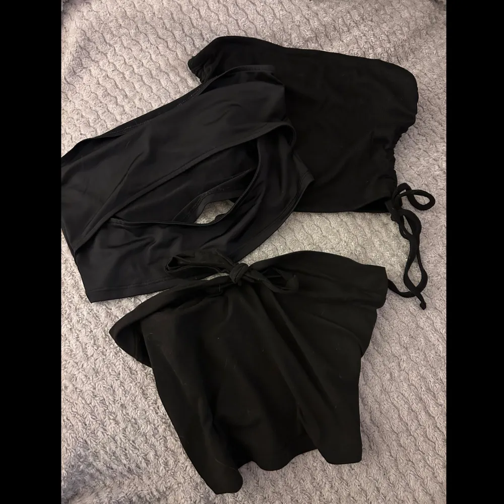 3 svarta bandeau/tubtoppar i bra skick 1 - från shein med snörningar i sidorna som gör att man kan justera storleken på toppen, storlek s 2 - från h&m helt oanvänd, har en öppning under brösten, storlek s 3 - från shein, storlek m men sitter som en s. Toppar.