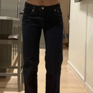 Svarta jeans med knappar  - Säljer ett par svarta jeans i mycket bra skick. De är i storlek m short men passar S också 🖤Jeansen har snygga fickdetaljer med knappar bak och är perfekta för både vardag och fest. Passar till allt och är knappt använda då dem inte passade🖤lånad första bild