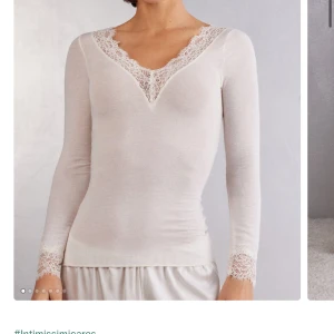 Vit långärmad intimissimi tröja med spets i jättefint skick❤️ - Superfin vit långärmad topp från Intimissimi storlek s❤️pris kan diskuteras skicka förslag 