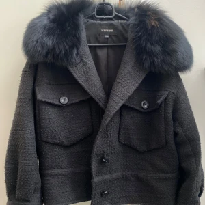 Meotine jacka - Säljer min meotine jacka, använd men i fint skick. Har en knapp som sitter löst (som man ser på bilden) men den går att sy fast och har även en extra knapp om man vill byta den. 💞