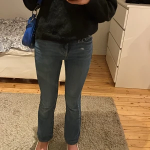 Levi's jeans i blå denim - Säljer ett par klassiska bootcut Levi's jeans i blå denim. Jeansen är i bra skick och har den ikoniska Levi's-loggan på bakfickan. Säljer pågrund av att dem börjar bli för korta. Lowwiast. Storlek 25 så tror 158 ungefär. Finns ej som alternativ  💕💕💕jag är 166 och dem passar på mig. 