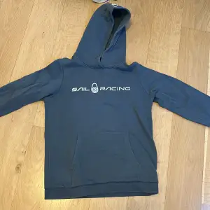 Säljer denna sail racing hoodie i stl 160. Den är i jättefint skick.  Hör av er vid funderingar 