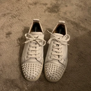 Christian Louboutin - Säljer nu ett par sköna loubs! Dom är i fint skick, liten färg släpp som syns på bild, endast skorna fås med vid köp!! Några frågor, skicka iväg ett pm😊