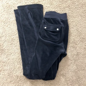 Juicy Couture byxor - Juicy Couture byxor i marinblå. Jättebra skick! Passar XXS-S de är väldigt stretchiga. Nypris: 1199kr