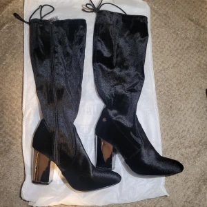 XTI klack - XTI stövel med silverfärgad klack, har även band om man vill spänna, använd 1 gång i storlek 38. Perfekt för nyår.