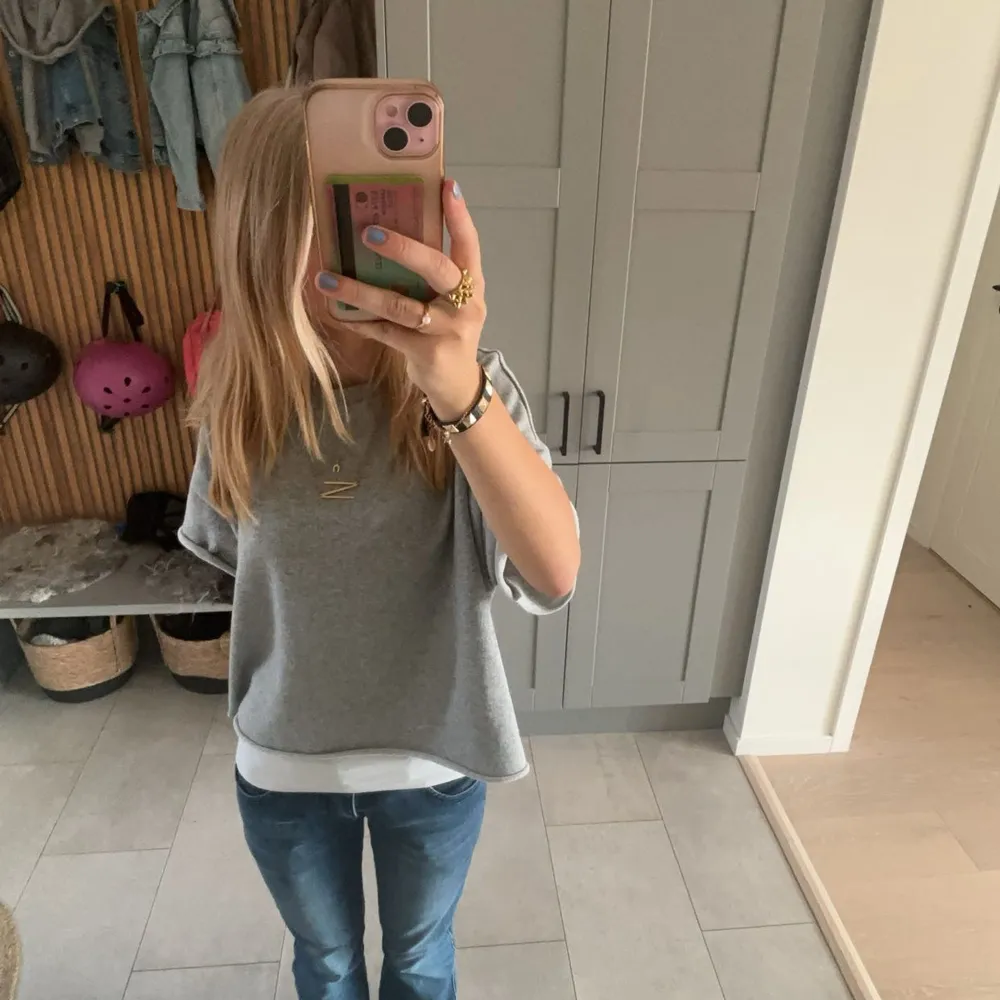 Säljer en superbekväm grå sweatshirt i oversized stil. Perfekt för en avslappnad look eller mysiga dagar hemma. Den har en klassisk rund hals och är gjord i mjukt material. Passar perfekt till jeans eller leggings. 🩶. T-shirts.