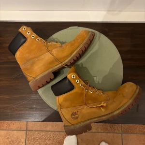 Bruna boots från Timberland - Säljer ett par klassiska bruna Timberland boots i bra skick. Storleken e lite oklar men en 42 eller 43 e det, köpte dom på human 