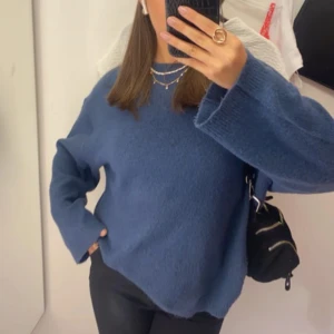 Blå stickad tröja - Mysig blå stickad tröja i oversized passform om man vanligtvis har stl S