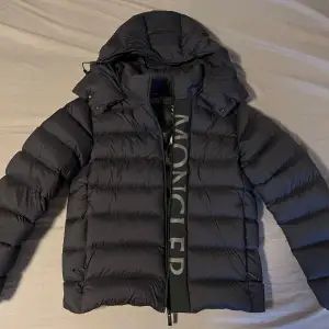 Säljer svart Moncler Ume Down Jacket. Jackan har en stilren design nu till vintern. Storlek M i Moncler, Passar även S. Då moncler är små i storlek. Skriv iallafall för fler bilder osv…