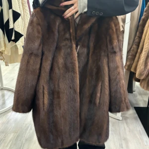 Brun äkta pälsjacka - Säljer en elegant äkta brun pälsjacka från Italien i mycket bra skick. Jackan har en klassisk design med långa ärmar och en mjuk, lyxig känsla. Perfekt för kalla vinterdagar när du vill känna dig både varm och stilren.