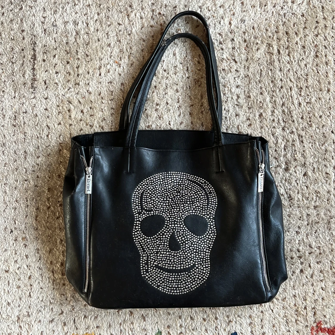 Svart väska med dödskallemotiv