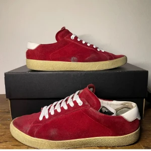 Saint Laurent Skor - Säljer ett par  sjukt feta och sällsynta saint laurent skor! Storlek 41 men passar 42! Lite slitningar i hälen och höger tå annars bra skick! Box, dustbag och kort ingår vid köp! Tar byten!