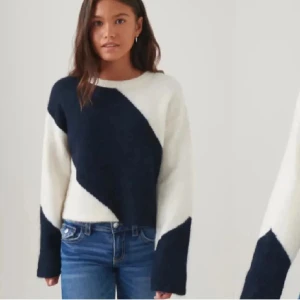 Gina Young stickad tröja - Säljer denna stickade tröja för att den inte kommer till användning, den är väldig trendig och är i ett bra skick💕passar bra på mig som brukar ha S (jae 170)💕 skriv vid frågor! Pris kan diskuteras💕