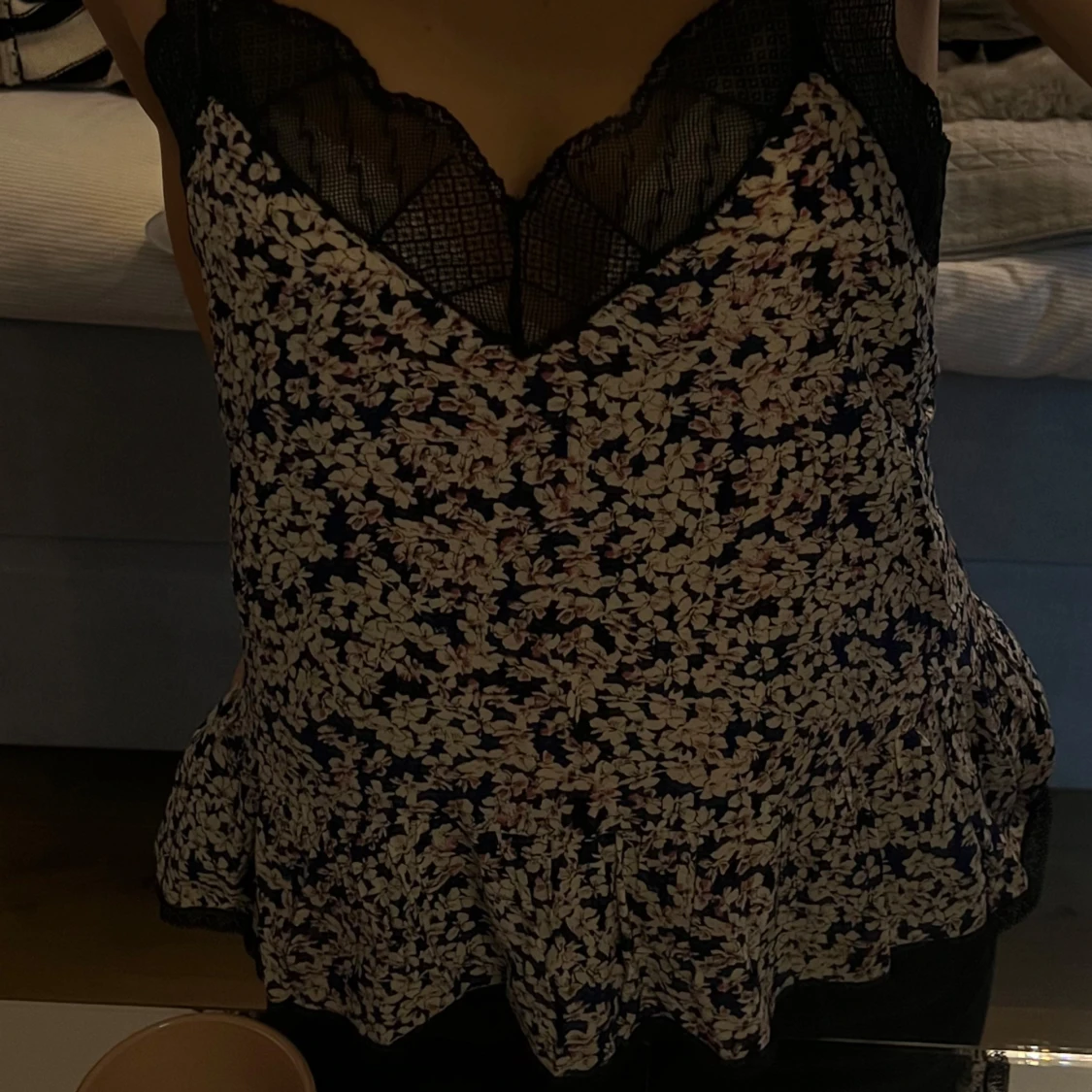 Blommig linne med spetsdetaljer - 90