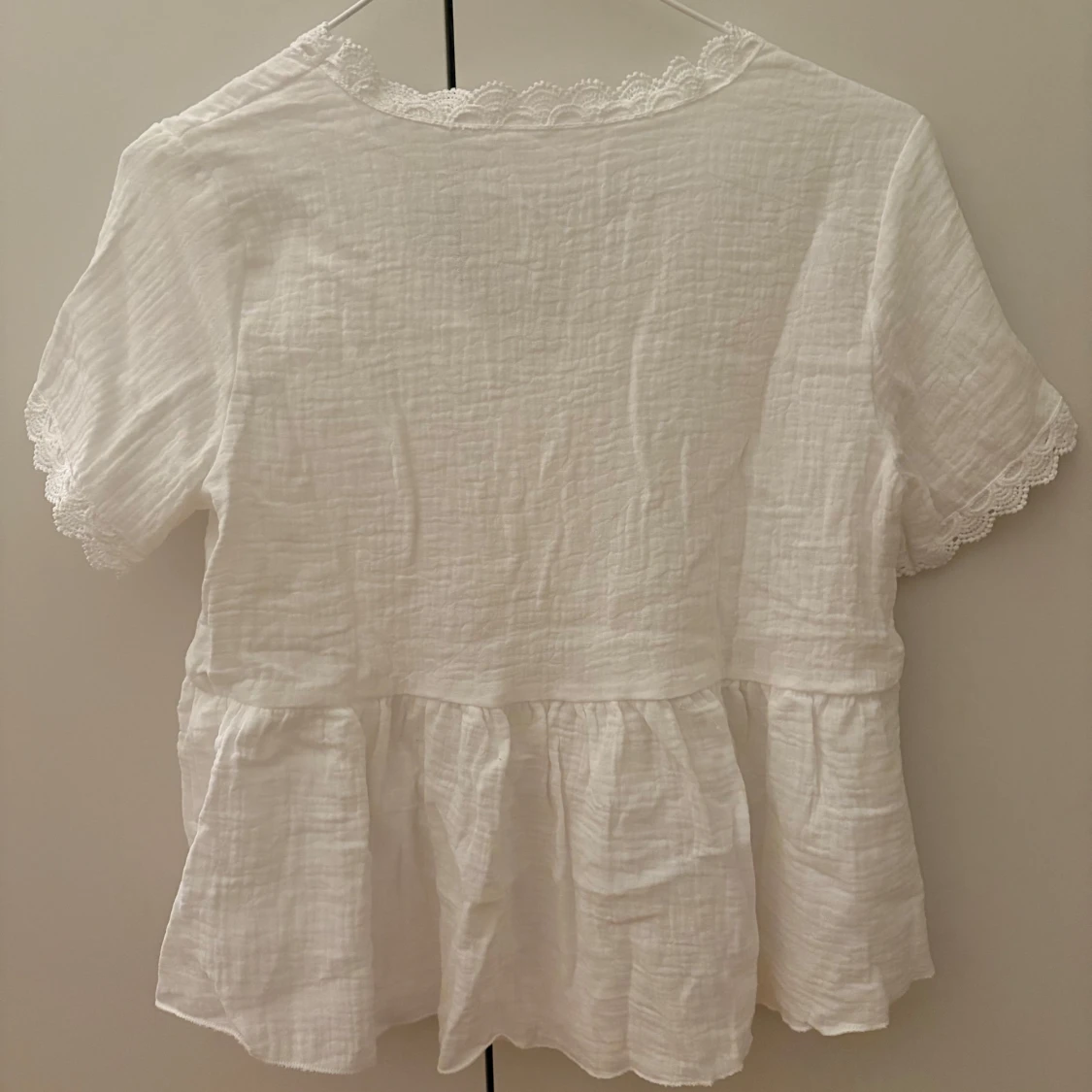 Vit blus med spetsdetaljer - 90