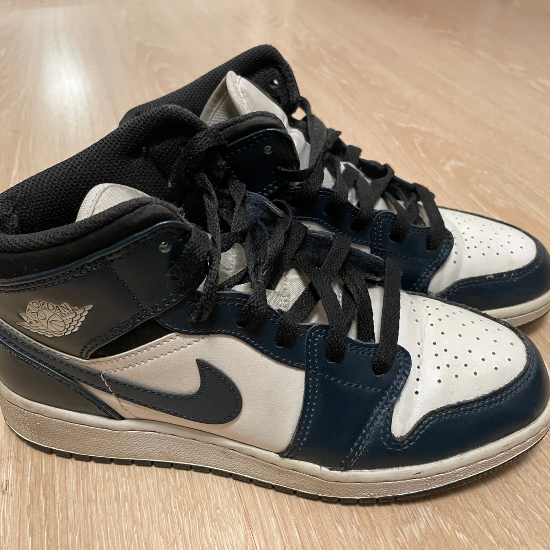 Nike Air Jordans i svart, mörkblått och vit - 90