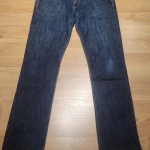 Mörkblå jeans från Crocker - Säljer ett par snygga mörkblå jeans från Crocker, modell CR-311. De har en klassisk straight passform och är i mycket bra skick. Perfekta för både vardag och fest. Jeansmaterialet är slitstarkt och bekvämt. Passar bra till alla säsonger!
