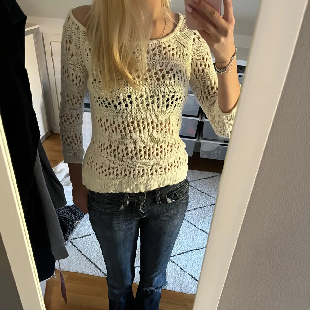 Säljer en superfin vit stickad tröja från ONLY i storlek XS. Den har ett snyggt mönster och trekvartsärmar. Ny skick. Neuletakit & Villapaidat.